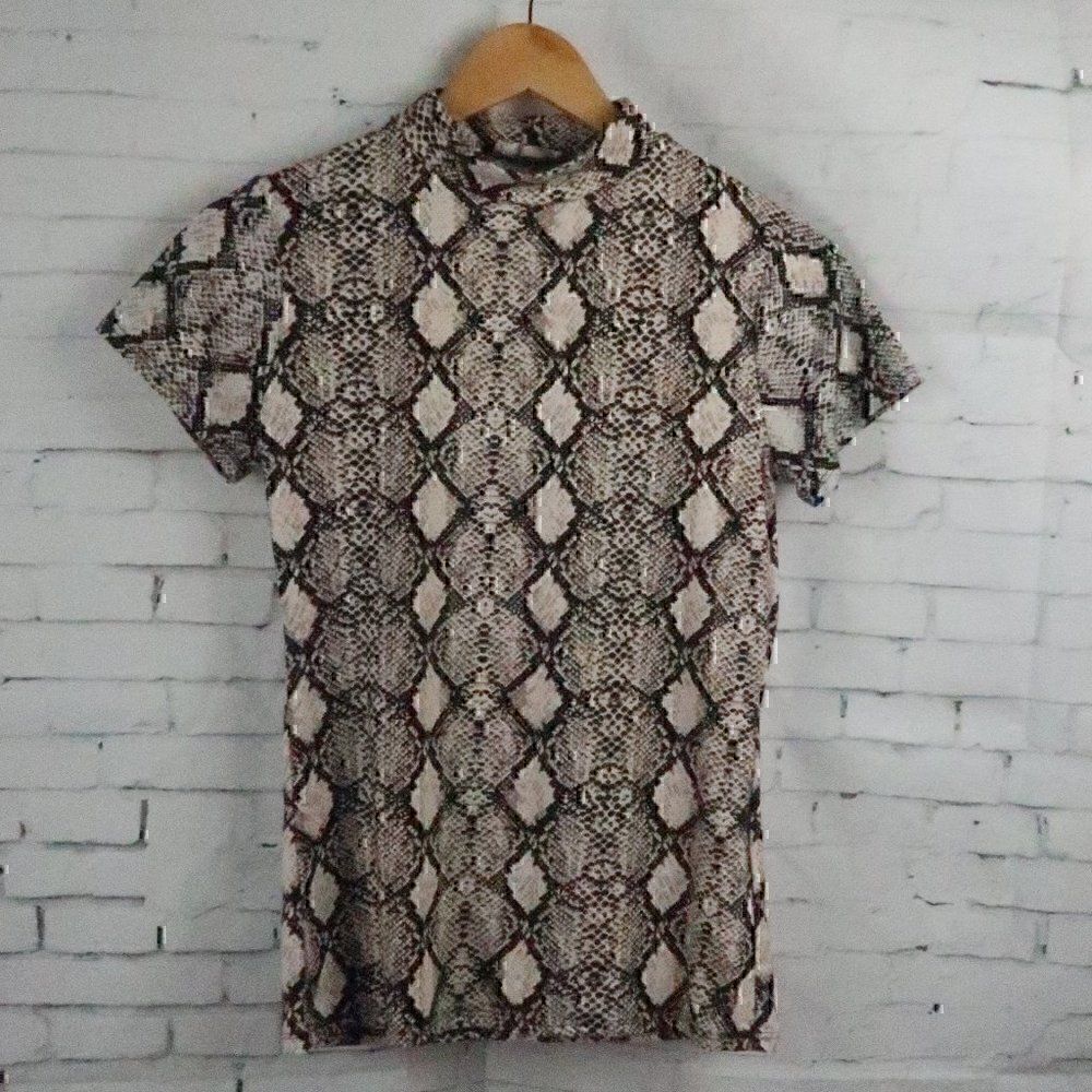 OLIVIA RAE BROWN SNAKESKIN PRINT SHORT SLEEVE MOCK NECK TOP SIZE MEDIUM